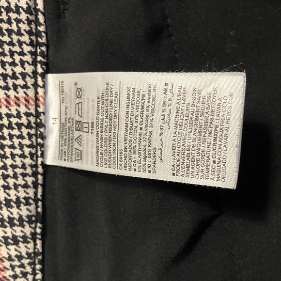 Like new. Old Navy sz 14. Waist 30”-31” inseam cropped in is 26”. Real pkts in - Picture 7 of 11